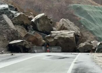 Qukës-Qafë Plloçë, firma ndërtuese nis punën për largimin e shkëmbinjve të rënë