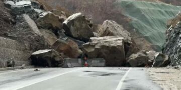 Qukës-Qafë Plloçë, firma ndërtuese nis punën për largimin e shkëmbinjve të rënë