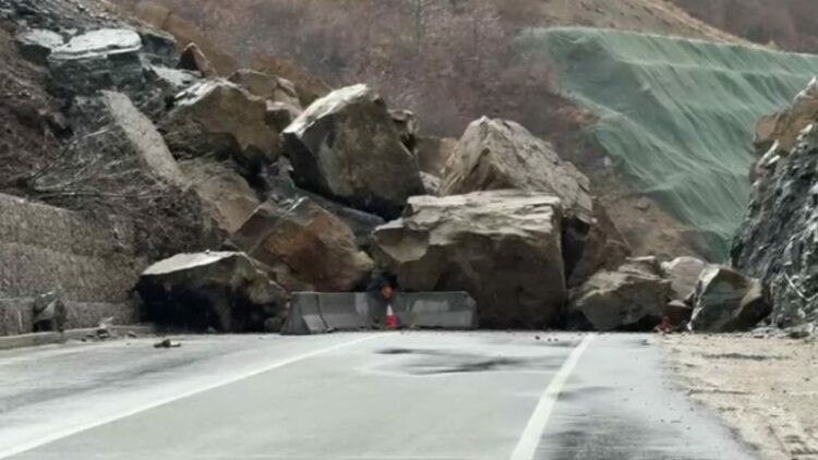 Qukës-Qafë Plloçë, firma ndërtuese nis punën për largimin e shkëmbinjve të rënë