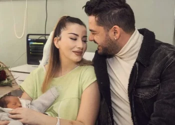 Bashkëshortja e Shpat Kasapit rrëqeth me mesazhin e saj: E le Roelin jetim, o Shpat…