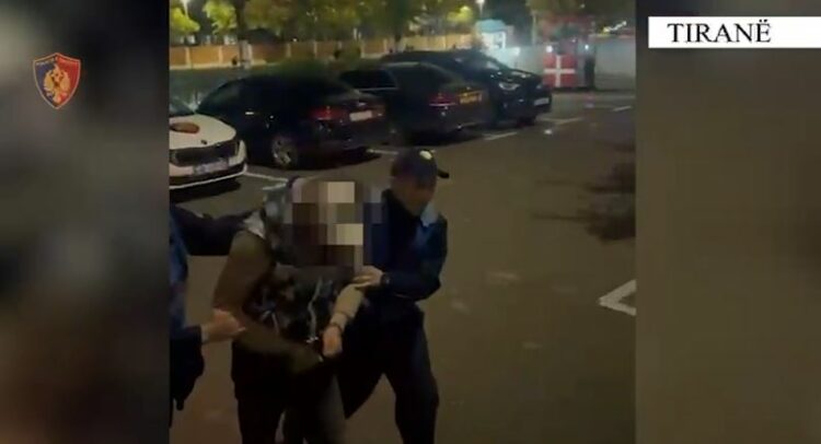 Vodhi 12 milionë lekë në një banesë në Tiranë, pranga 37-vjeçarit