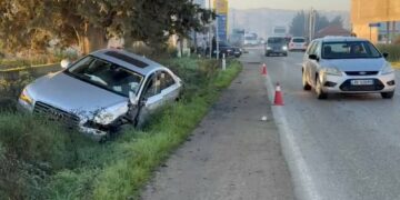 Makina përplaset me autobusin, përfundon në kanal