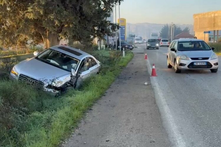 Makina përplaset me autobusin, përfundon në kanal