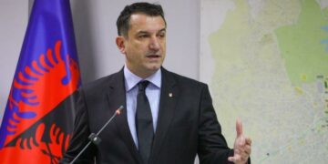 Veliaj në GJKKO: Vendosja ime në një kafaz, trajtim poshtërues