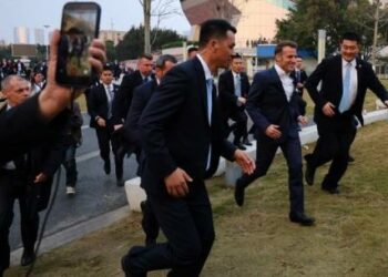 VIDEO/ Macron vrapon dhe anashkalon sigurinë për të përshëndetur studentët