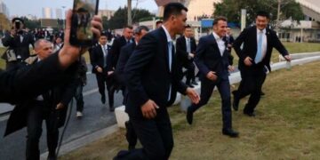 VIDEO/ Macron vrapon dhe anashkalon sigurinë për të përshëndetur studentët