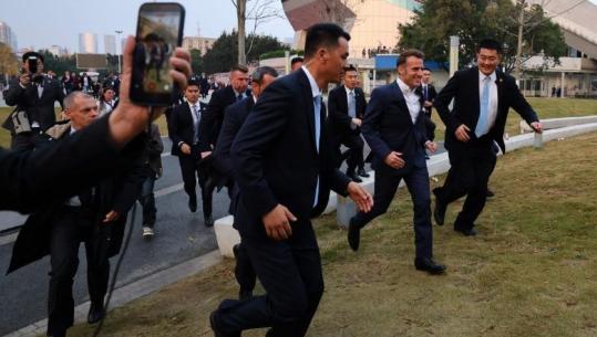 VIDEO/ Macron vrapon dhe anashkalon sigurinë për të përshëndetur studentët