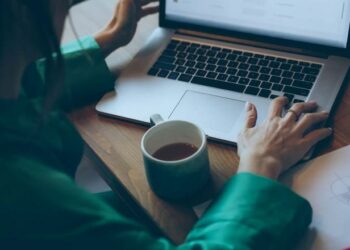 Spanjë/ 22-vjeçarja pushohet nga puna se shkonte çdo ditë 40 minuta përpara orarit