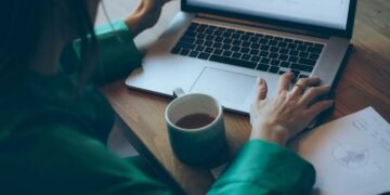 Spanjë/ 22-vjeçarja pushohet nga puna se shkonte çdo ditë 40 minuta përpara orarit