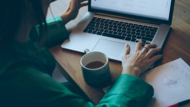 Spanjë/ 22-vjeçarja pushohet nga puna se shkonte çdo ditë 40 minuta përpara orarit