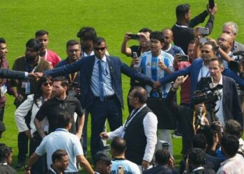 Kaos gjatë vizitës së Lionel Messi-t në Indi, tifozët shkatërrojnë stadiumin