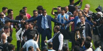 Kaos gjatë vizitës së Lionel Messi-t në Indi, tifozët shkatërrojnë stadiumin