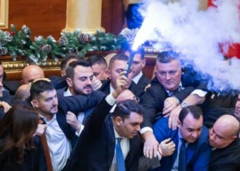 Kaosi në Kuvend, PS kërkon përjashtimin për 29 deputetë të opozitës