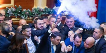 Kaosi në Kuvend, PS kërkon përjashtimin për 29 deputetë të opozitës