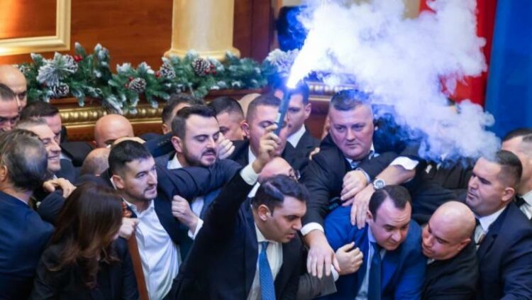 Kaosi në Kuvend, PS kërkon përjashtimin për 29 deputetë të opozitës