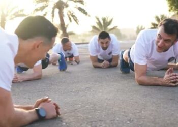 Macron viziton ushtarët francezë në Emiratet e Bashkuara Arabe, stërvitet dhe….