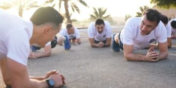 Macron viziton ushtarët francezë në Emiratet e Bashkuara Arabe, stërvitet dhe….