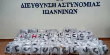 Kapen marijuanë në Janinë/ Shqiptarja përplaset me policinë, u dëmton automjetet