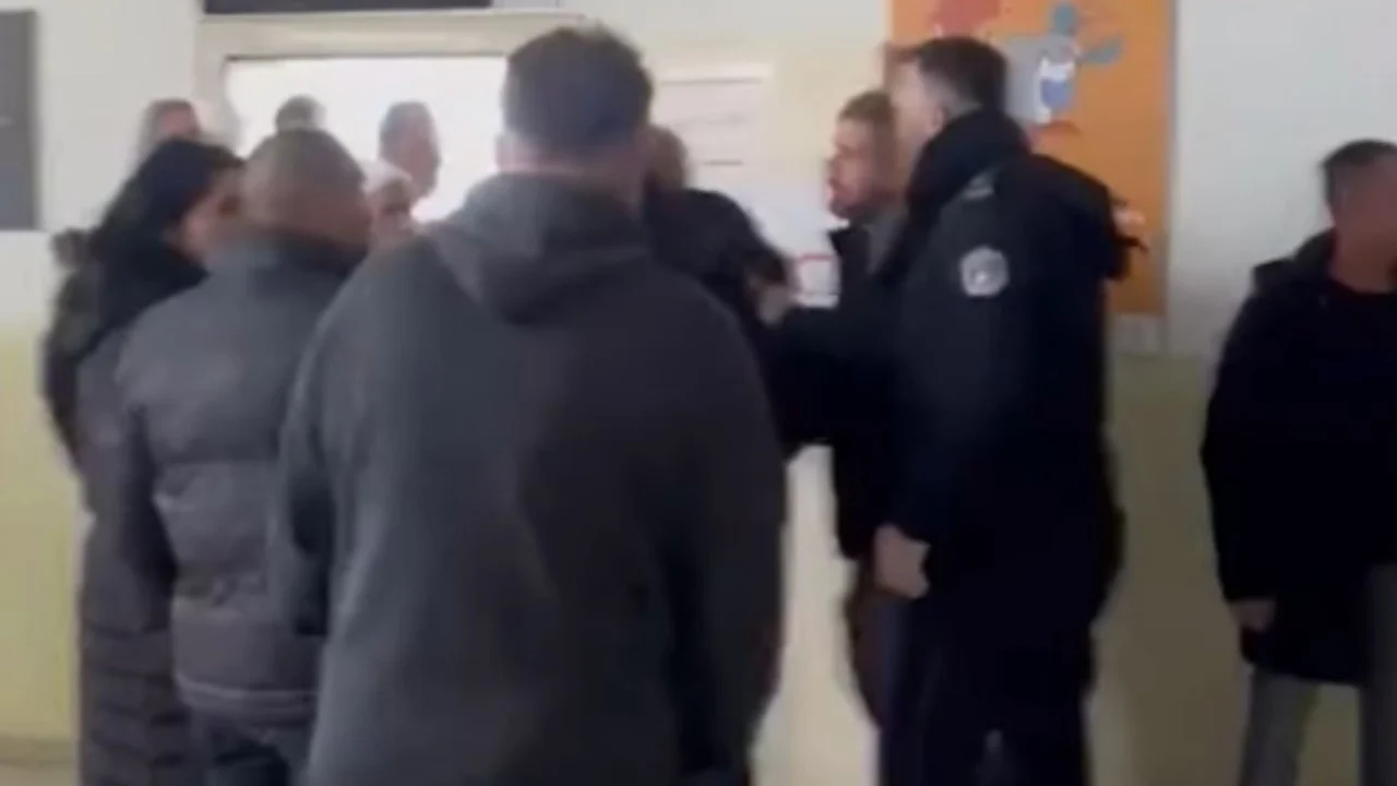 Incidente në një qendër votimi në Kosovë  sherr mes qytetarëve  ndërhyn policia