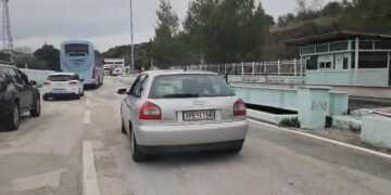 Festat e fundvitit, radhë kilometrike në Kakavijë