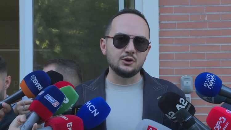 Pas kafes që rriti “tensionin” në PD, Ervin Salianji nis takimet me qytetarët