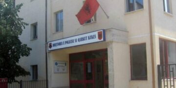 Qëlluan me armë drejt një biznesi në Kukës, pranga babait, në kërkim i biri