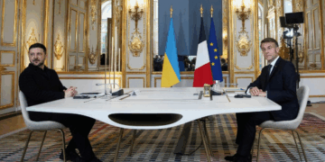 Macron këmbëngul: Vetëm Ukraina mund të vendosë për territoret e saj