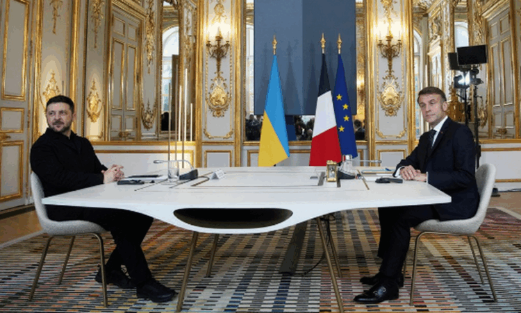 Macron këmbëngul: Vetëm Ukraina mund të vendosë për territoret e saj