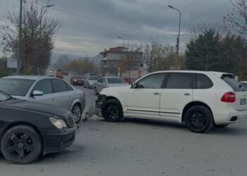 Përfshihen në aksident tre automjete në Korçë