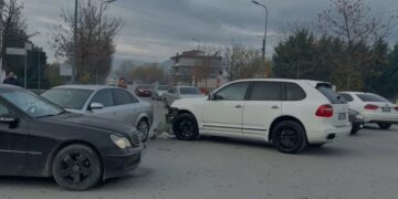 Përfshihen në aksident tre automjete në Korçë