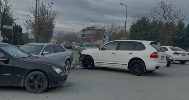 Përfshihen në aksident tre automjete në Korçë