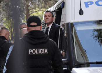 Veliaj lë qelinë, paraqitet në seancën paraprake në GJKKO