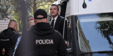 Veliaj lë qelinë, paraqitet në seancën paraprake në GJKKO