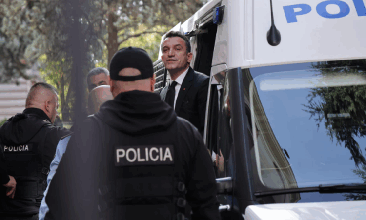 Veliaj lë qelinë, paraqitet në seancën paraprake në GJKKO