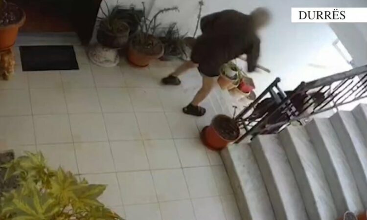 Tentoi të vriste bashkëshorten e tij, arrestohet 76-vjeçari në Durrës