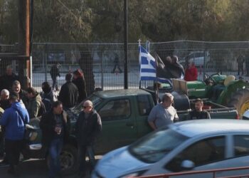 Greqi/ Fermerët vazhdojnë protestën, bllokohen rrugë dhe porte