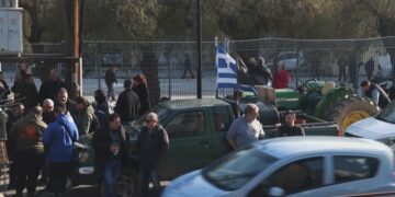 Greqi/ Fermerët vazhdojnë protestën, bllokohen rrugë dhe porte