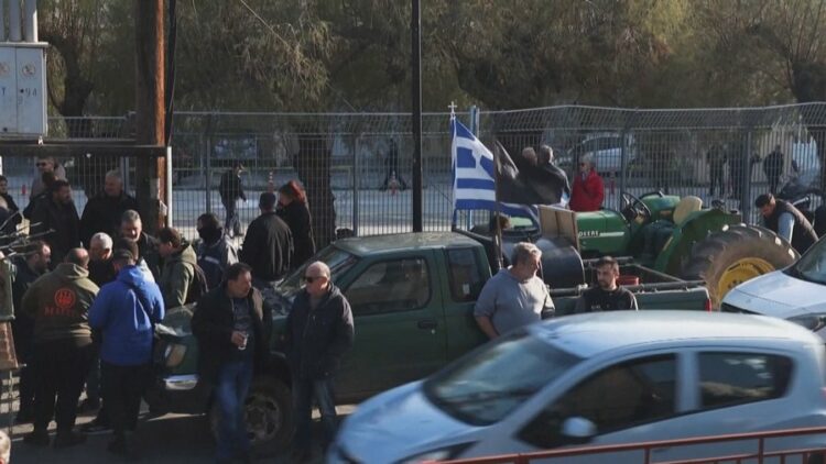 Greqi/ Fermerët vazhdojnë protestën, bllokohen rrugë dhe porte