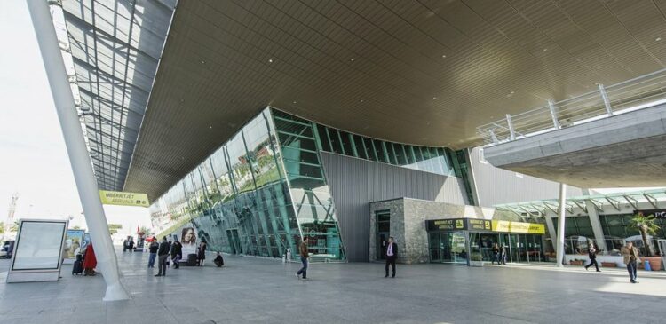 I kërkuar në Zvicër për vjedhje me dhunë, arrestohet në Rinas