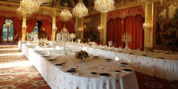 Punonjësi i Pallatit Élysée vjedh enët e përdorura nga Macron dhe familja e tij