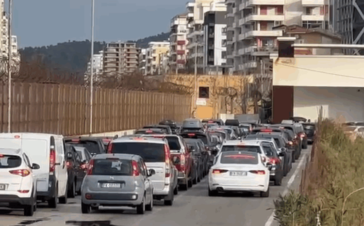 Emigrantët kthehen për festa, fluks në Vlorë