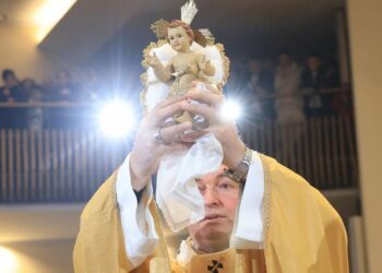 Besimtarët kremtojnë Krishtlindjen, mesazhe për paqe dhe dashuri