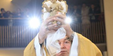 Besimtarët kremtojnë Krishtlindjen, mesazhe për paqe dhe dashuri