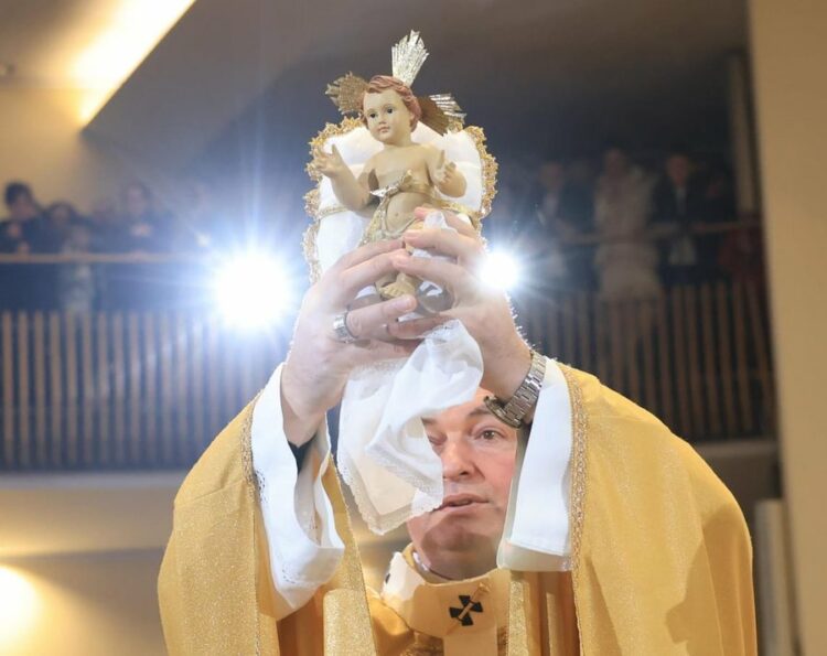 Besimtarët kremtojnë Krishtlindjen, mesazhe për paqe dhe dashuri