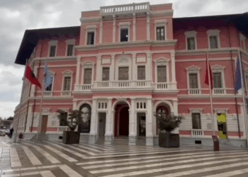 Vodhën karburant nga makinat e punës, pezullohen 3 punonjës të Bashkisë Vlorë