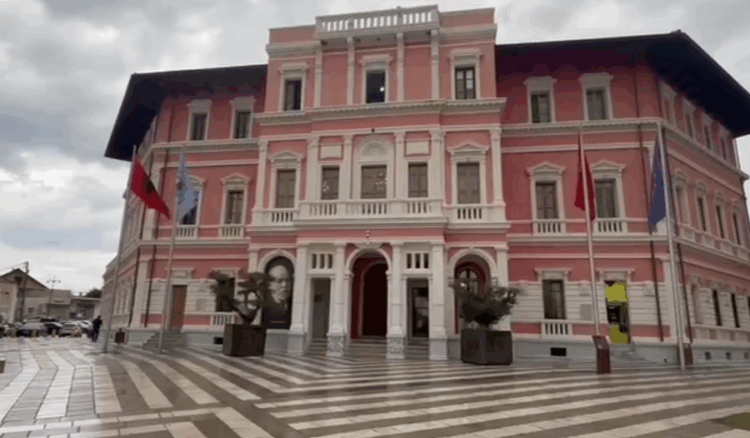 Vodhën karburant nga makinat e punës, pezullohen 3 punonjës të Bashkisë Vlorë