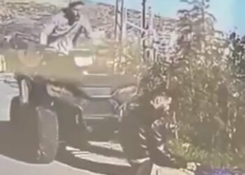 VIDEO/ Ushtari izraelit përplas palestinezin teksa po falej