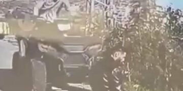 VIDEO/ Ushtari izraelit përplas palestinezin teksa po falej