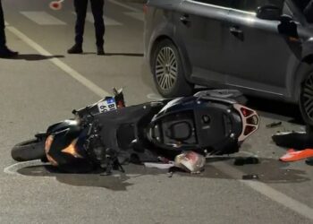 Aksident në Lezhë, makina përplaset me motorin