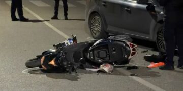 Aksident në Lezhë, makina përplaset me motorin